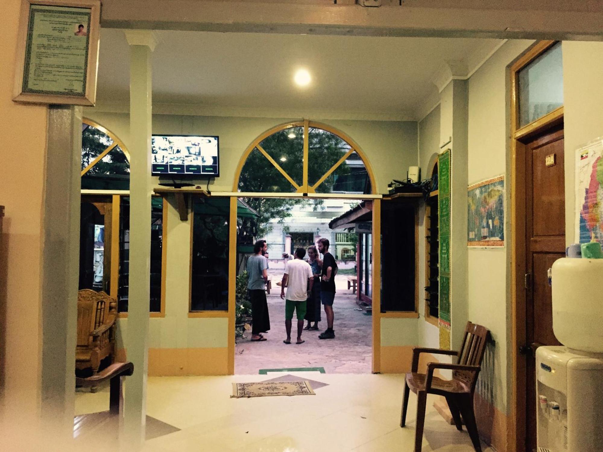 Mr. Charles Guest House Hsipaw Exterior photo